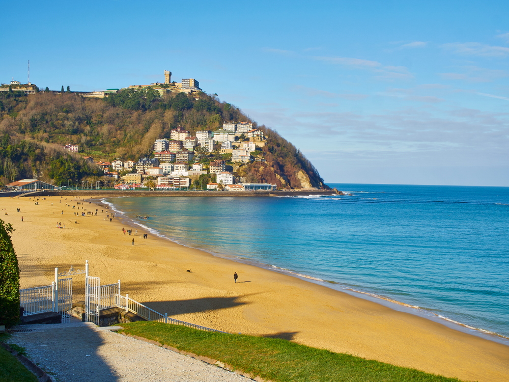 Plage d’Ondarreta et Monte Igueldo vus depuis les jardins du palais Miramar