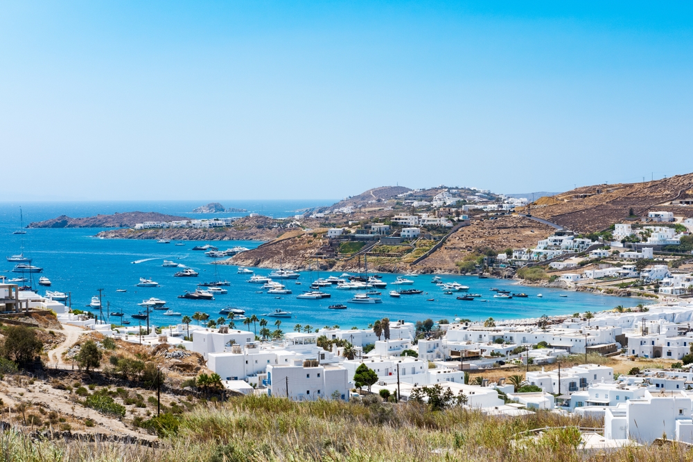 Transats et parasols sur la plage d’Ornos à Mykonos