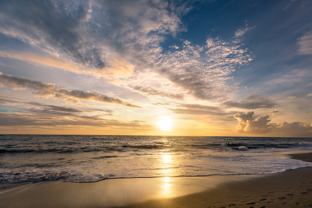 Coucher de soleil sur la plage de Batu Bolong à Canggu à Bali