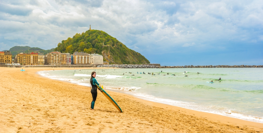 Surfeurs sur la plage de Zurriola, dans le quartier de Gros à Saint-Sébastien