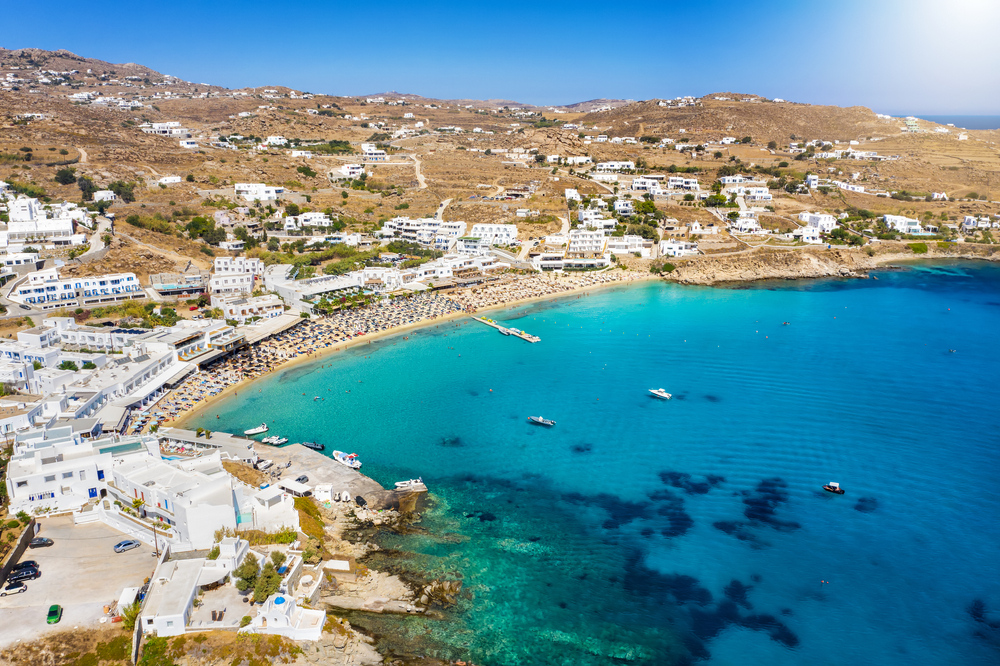Vue aérienne de la plage de Platis Gialos à Mykonos
