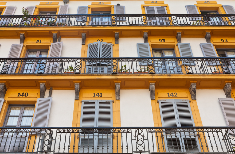 Balcons numérotés de la Plaza de la Constitución à Saint-Sébastien