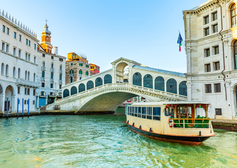 Le pont du Rialto et un vaporetto à Venise