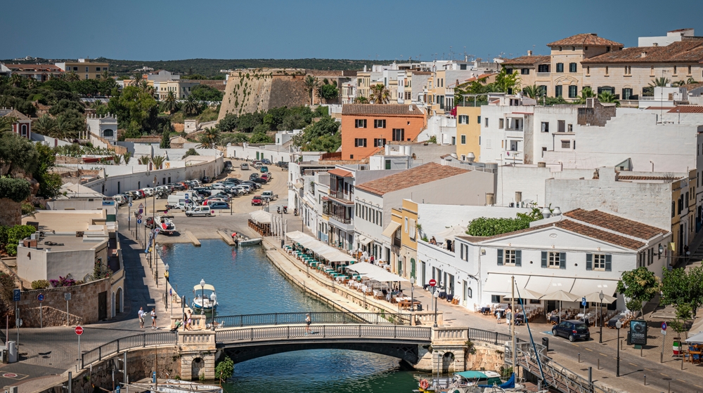 Où dormir à Minorque ? Les 6 meilleurs endroits et hôtels 9 Maisons colorées sur le port de Ciutadella à Minorque