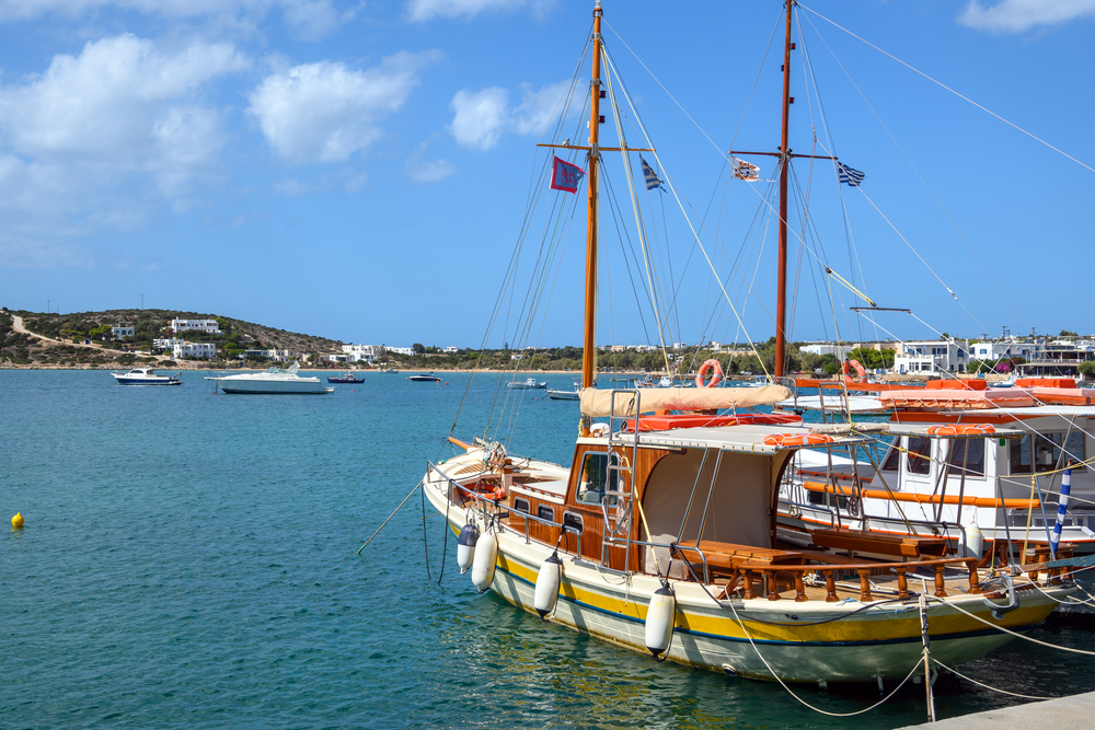 Où dormir à Paros ? Les 5 meilleures zones et de bons hôtels 11 Bateaux de pêche dans le port d’Aliki à Paros