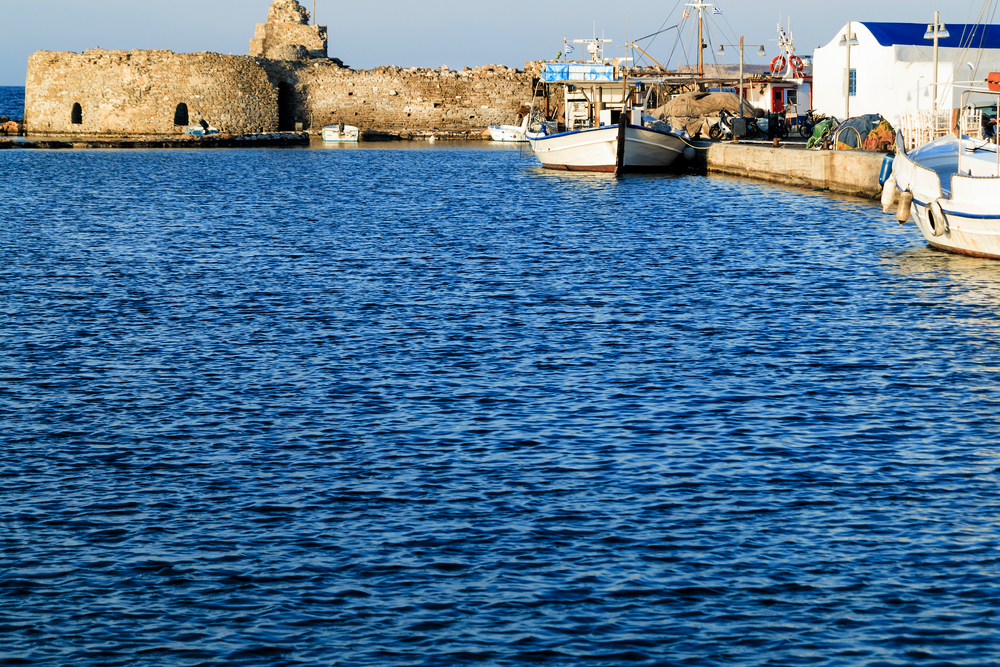 Où dormir à Paros ? Les 5 meilleures zones et de bons hôtels 8 Port de pêche de Naoussa et forteresse vénitienne à Paros