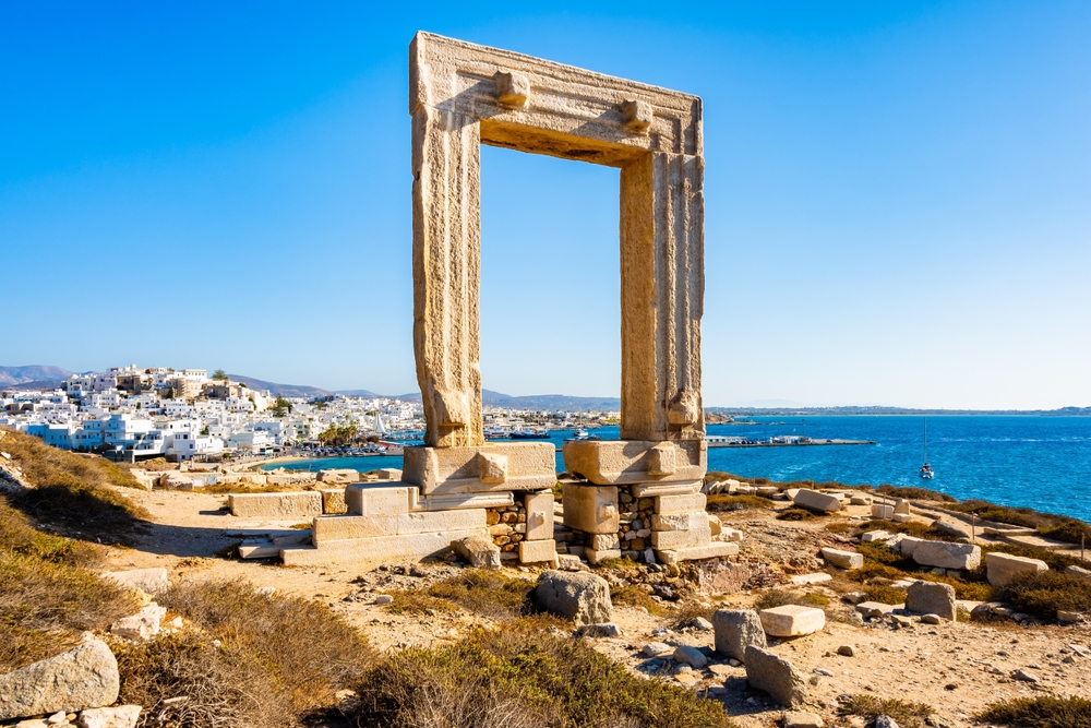 Portara, la porte du temple d'Apollon, avec vue sur le port et Naxos-ville