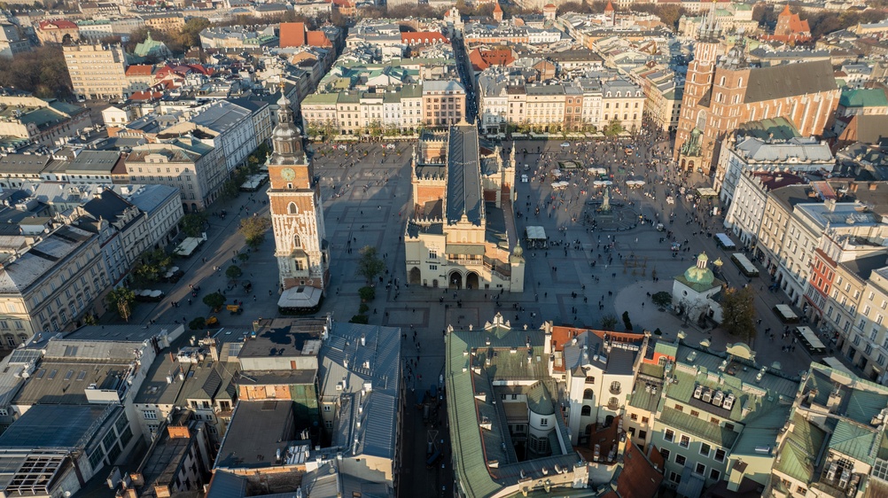 Vue aérienne de Rynek Główny à Cracovie avec la Halle aux draps Sukiennice et la basilique Sainte-Marie