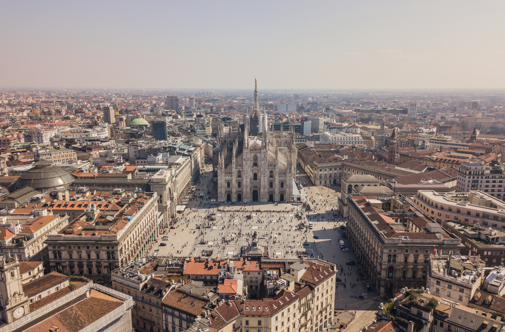 Vue aérienne de la cathédrale de Milan, de la Galleria Vittorio Emanuele II et de la Piazza del Duomo