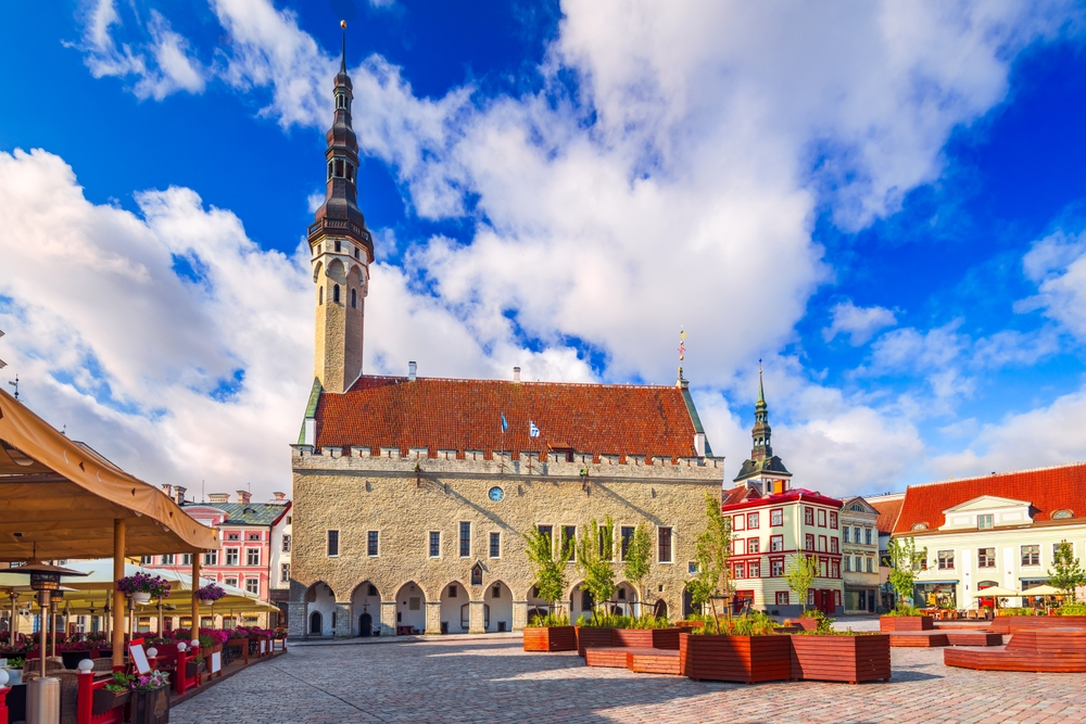 Raekoja plats et l’ancien hôtel de ville dans la vieille ville de Tallinn