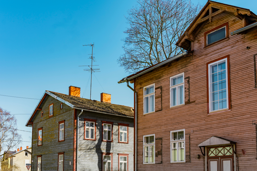 Rue bordée de maisons colorées traditionnelles à Kalamaja à Tallinn