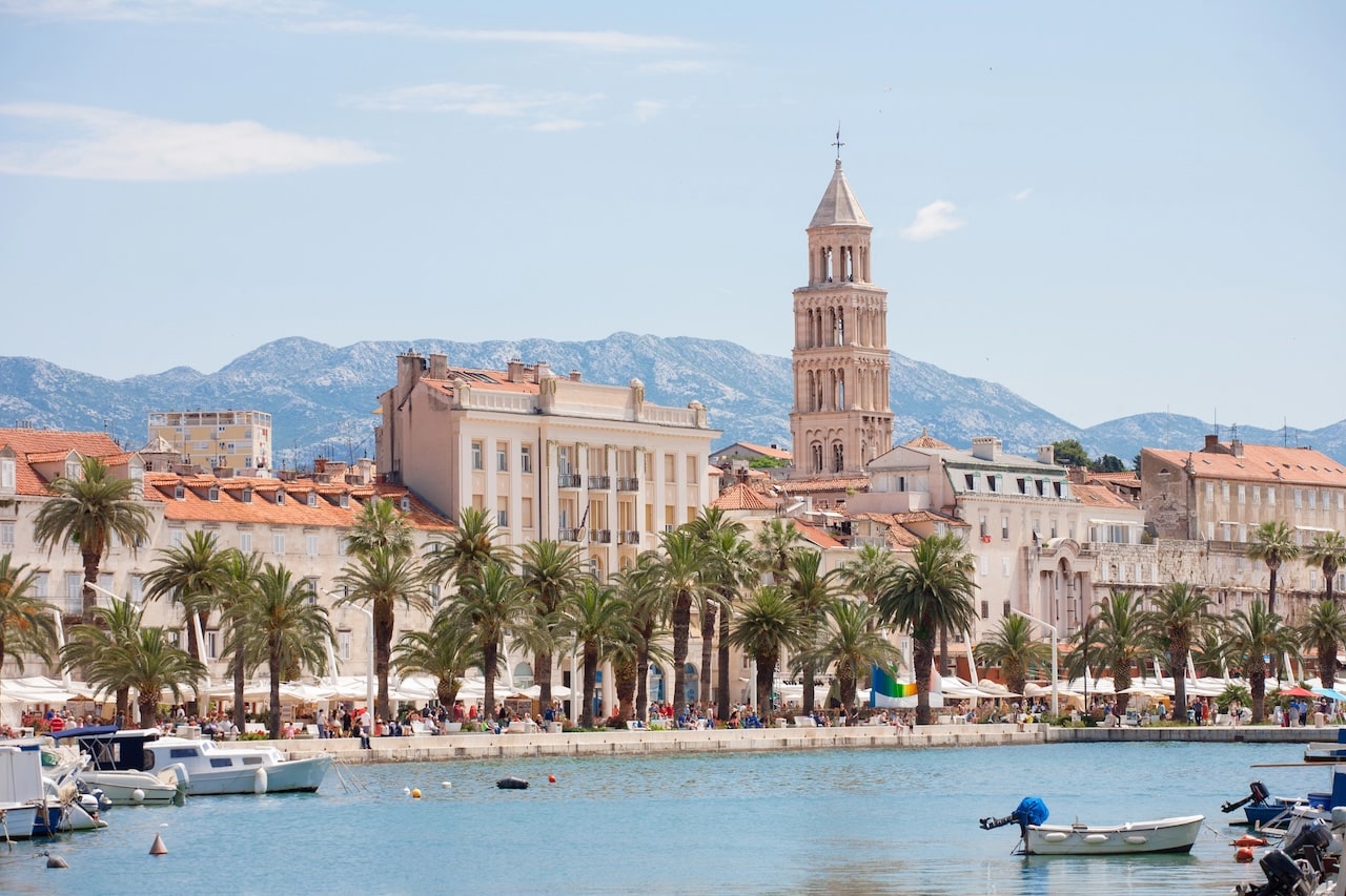 Où dormir en Croatie ? Les 7 meilleurs endroits et de bons hôtels 11 Split vue depuis la mer avec le palais de Dioclétien et la cathédrale