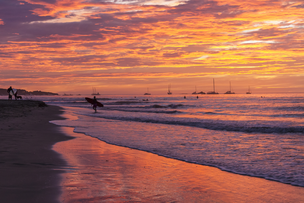 Où dormir au Costa Rica ? Les 7 meilleurs endroits et de bons hôtels 13 Surfeur sur la plage de Tamarindo dans le Guanacaste au coucher du soleil