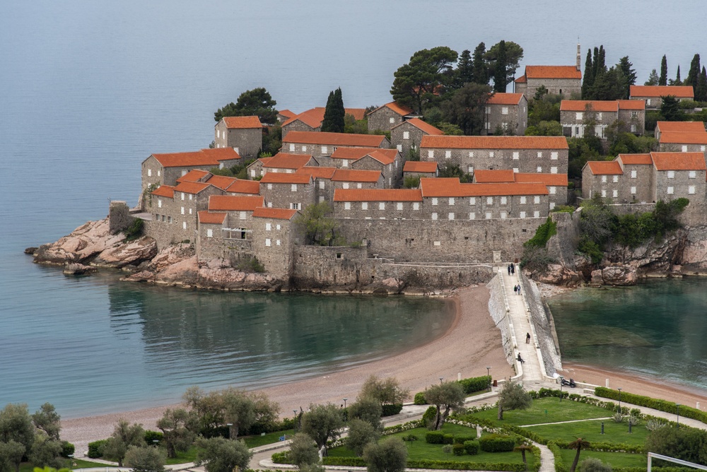 Vue aérienne de l’île de Sveti Stefan et de ses toits rouges