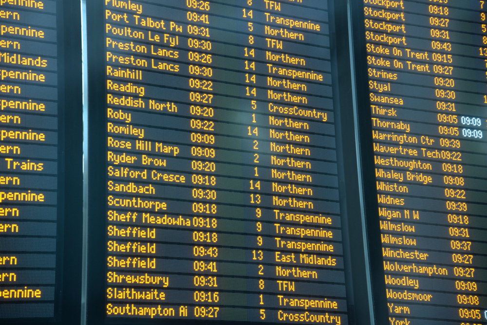 Le tableau des départs de la gare Manchester Piccadilly