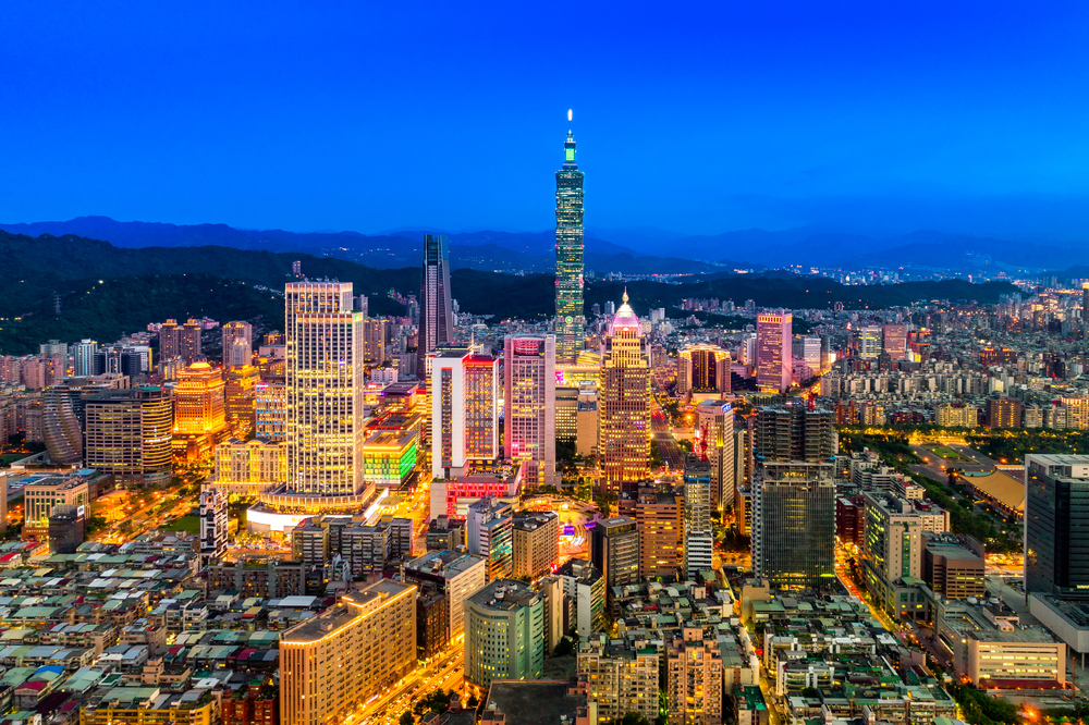 Taipei 101 et une rue animée du quartier d’affaires de Xinyi à Taipei