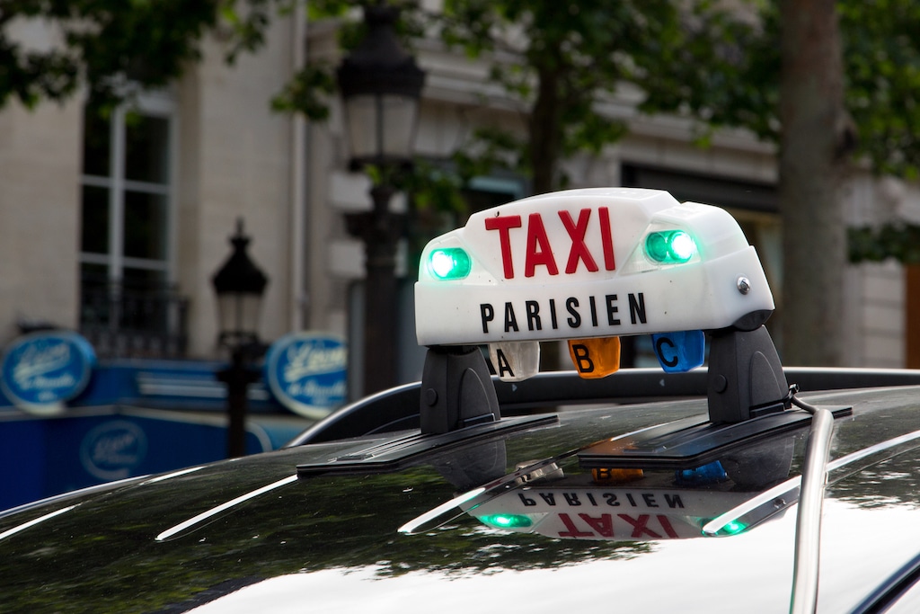 De l’aéroport d’Orly au centre de Paris - guide des transports 8 Un taxi à Paris