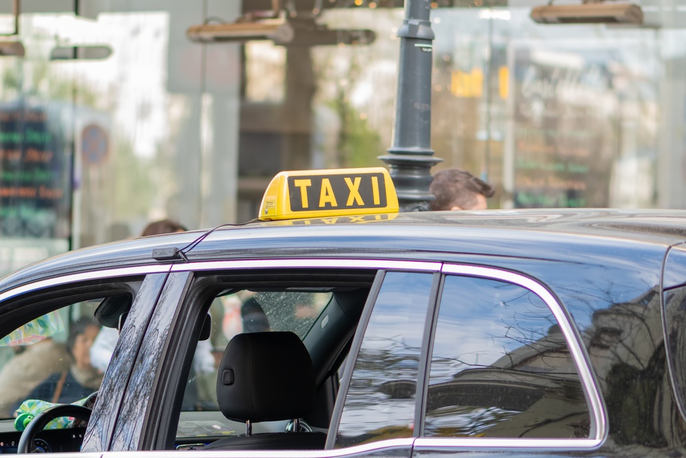 Taxi avec une enseigne jaune dans une rue de Vienne