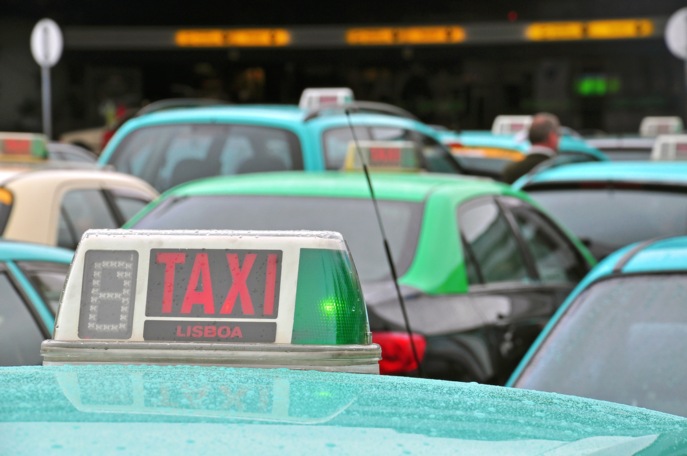 Taxis dans la file d’attente à l’aéroport de Lisbonne