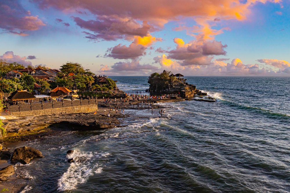 Que faire à Bali ? Les 17 meilleurs sites et activités 28 Temple Tanah Lot à Bali au coucher du soleil