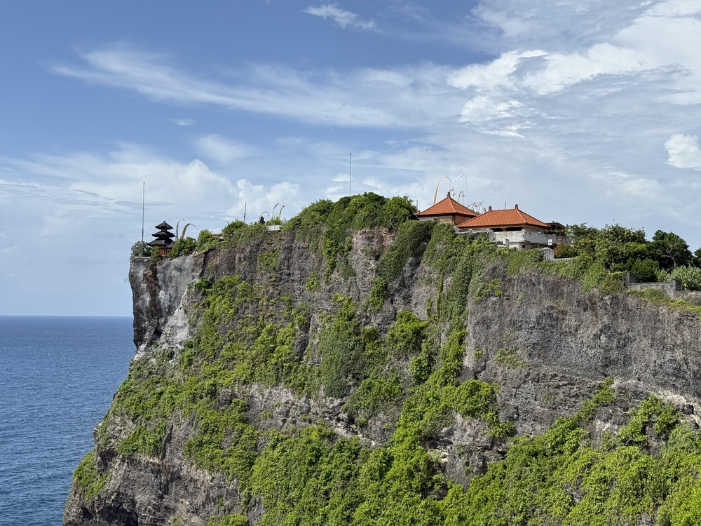 Que faire à Bali ? Les 17 meilleurs sites et activités 30 Temple d’Uluwatu sur une falaise au-dessus de l’océan Indien