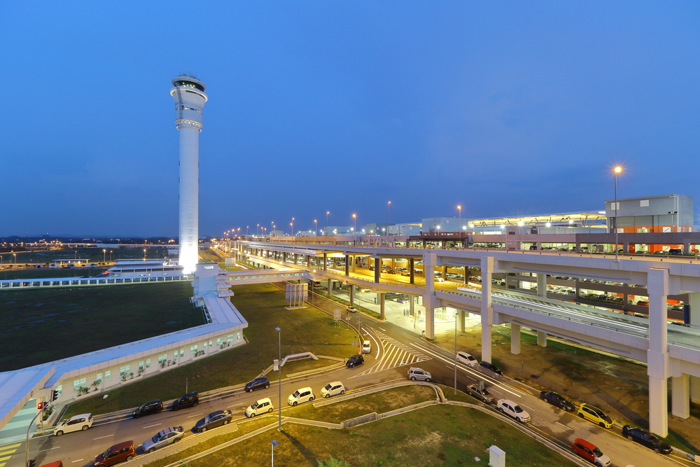 La tour de contrôle et le Transport Hub du terminal 2 de l’aéroport de Kuala Lumpur