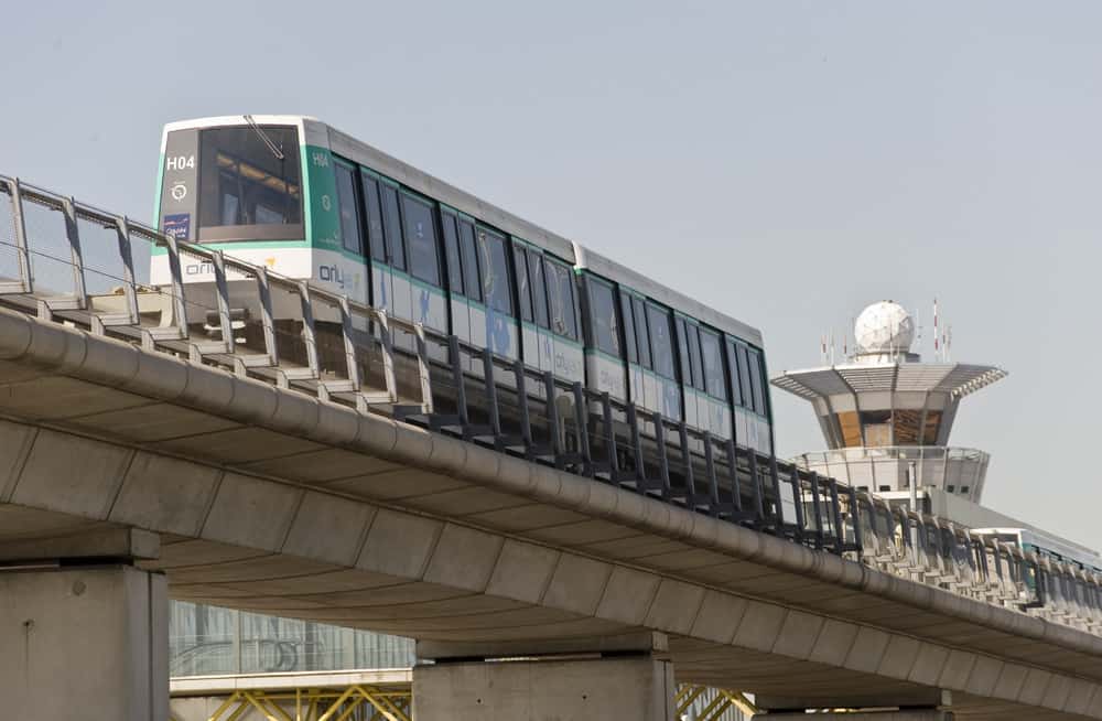De l’aéroport d’Orly au centre de Paris - guide des transports 7 Le train Orlyval sur le viaduc près de l’aéroport d’Orly