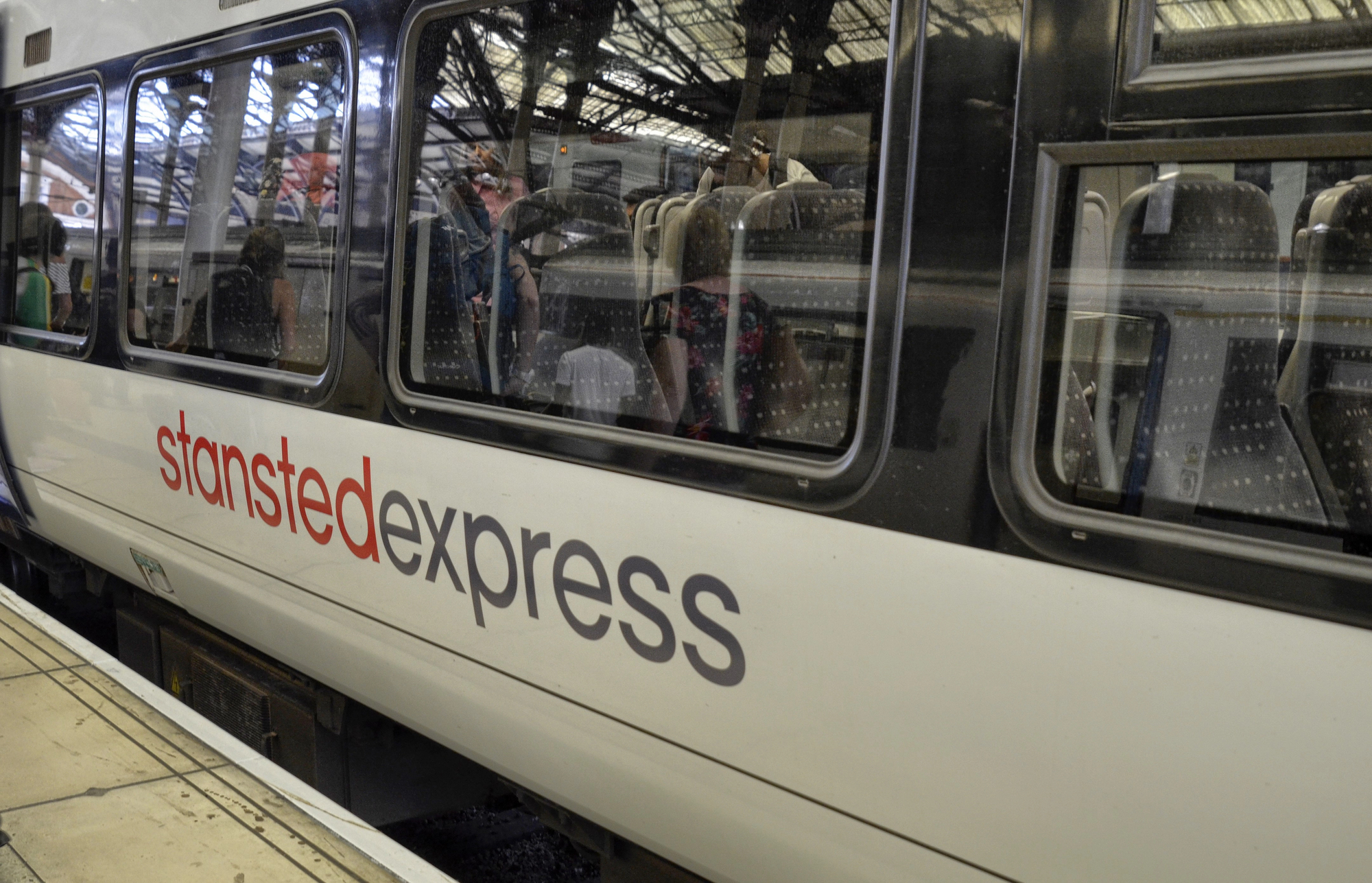Le train Stansted Express entre l’aéroport de Stansted et Londres
