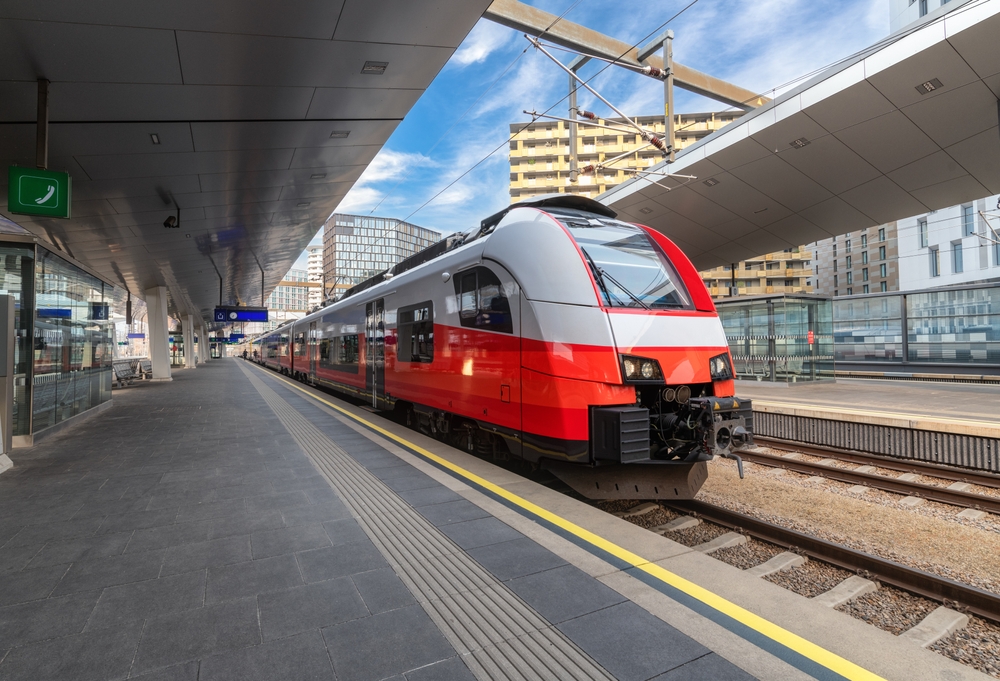 Train rouge à quai dans une gare de Vienne