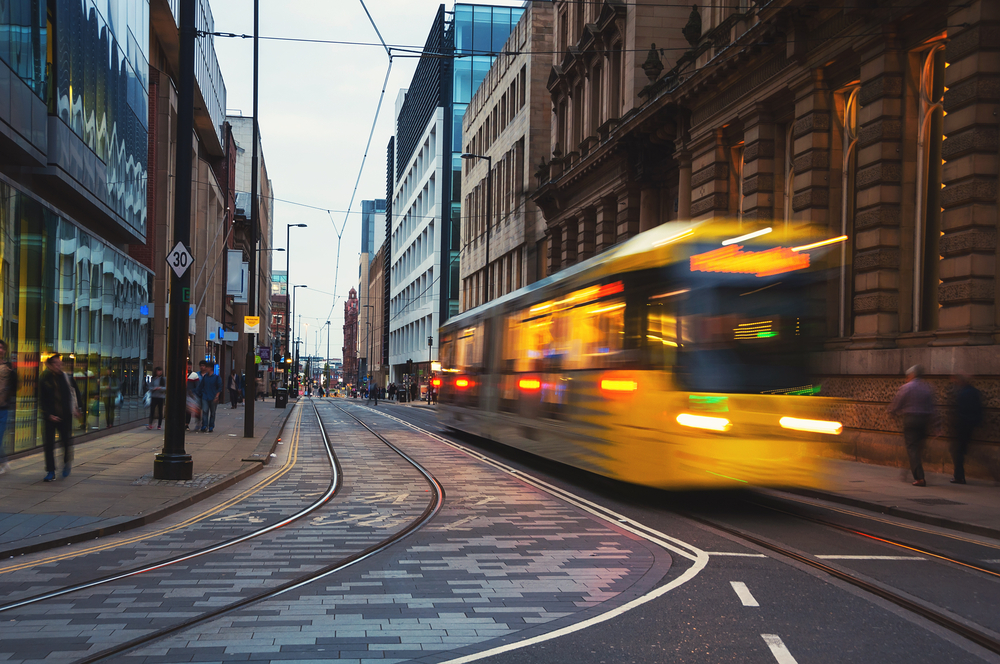 Un tramway Metrolink dans le centre de Manchester le soir