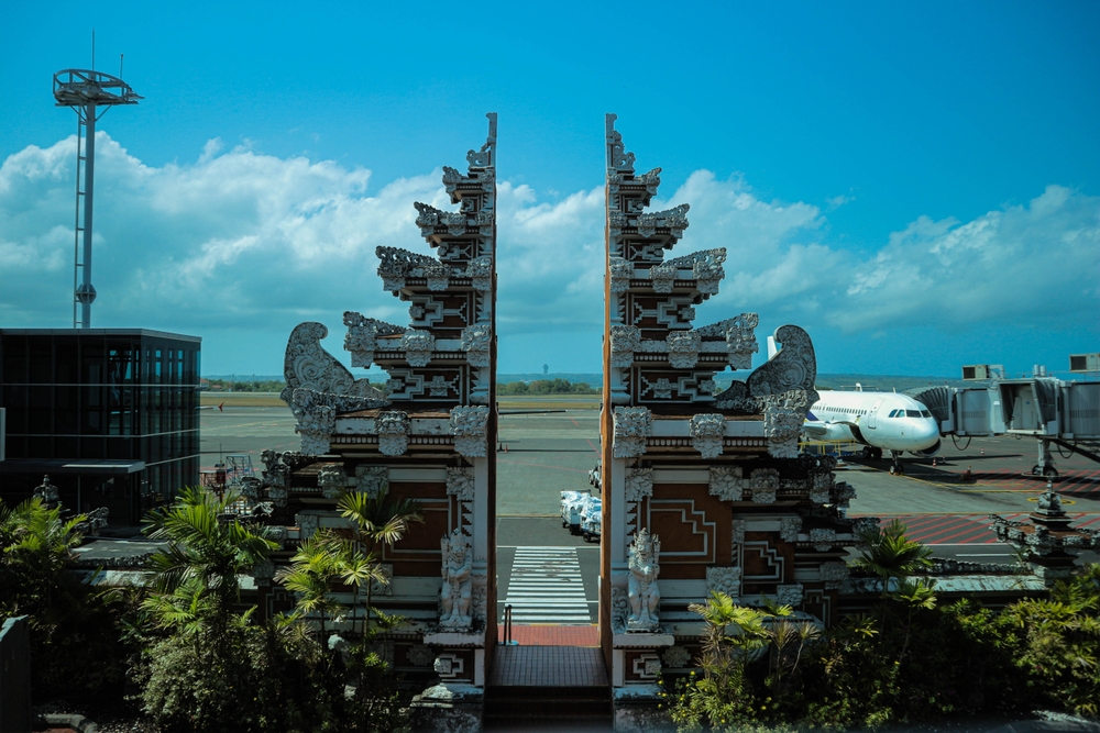 La porte balinaise traditionnelle de l’aéroport de Bali, I Gusti Ngurah Rai International Airport