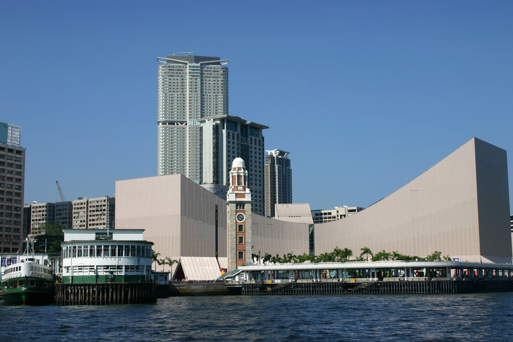 Où dormir à Hong Kong ? Les 6 meilleurs quartiers et de bons hôtels 9 Tsim Sha Tsui vu depuis Victoria Harbour avec la tour de l’Horloge et le terminal des ferries