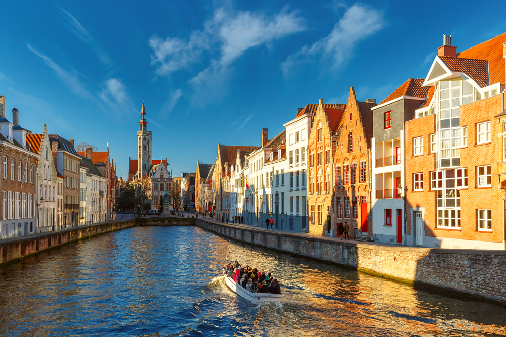 Où dormir à Bruges ? Les 5 meilleurs quartiers et de bons hôtels 9 Un bateau sur le canal Spiegelrei près de Jan van Eyckplein à Bruges