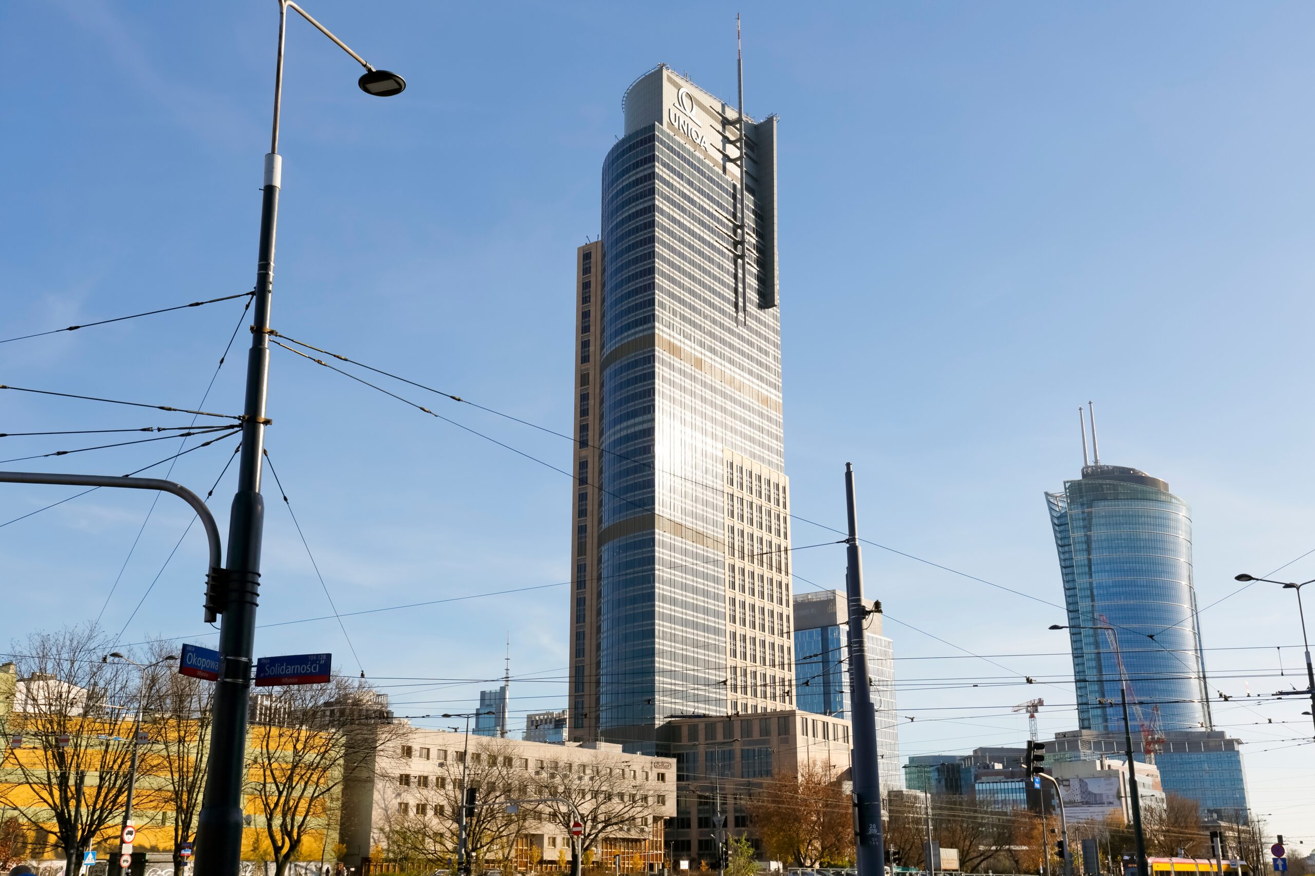 Où dormir à Varsovie ? Les 6 meilleurs quartiers et de bons hôtels 13 Un gratte-ciel moderne dans le quartier de Wola à Varsovie