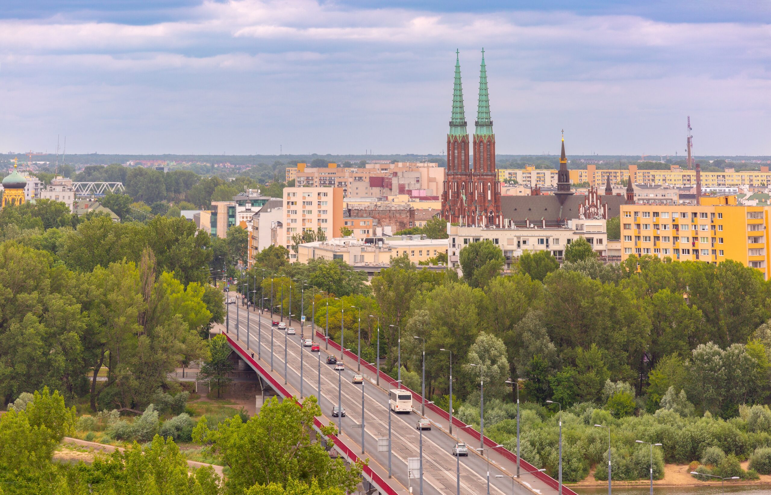Où dormir à Varsovie ? Les 6 meilleurs quartiers et de bons hôtels 14 Un pont vers Praga à Varsovie avec la cathédrale Saint-Michel-et-Saint-Florian