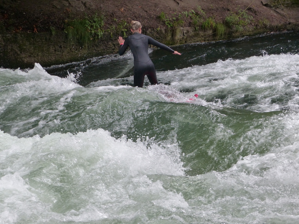 Un surfeur sur la vague de l’Eisbach près du Jardin anglais à Munich