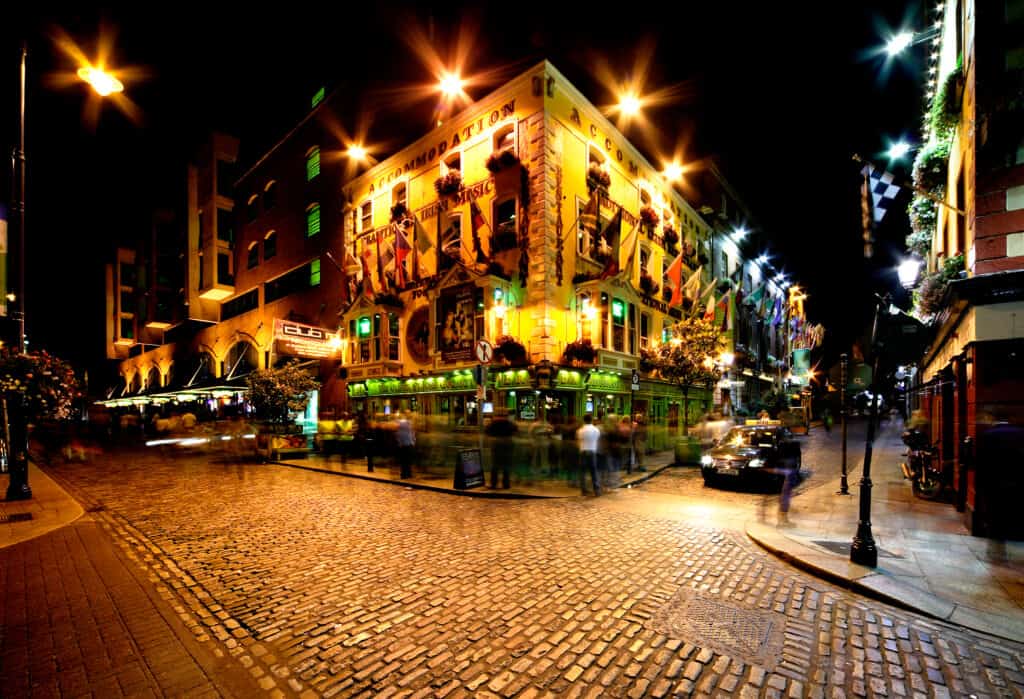 Une rue avec des pubs dans le quartier de Temple Bar à Dublin