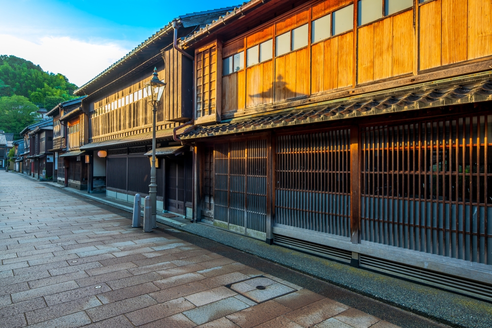Où dormir au Japon ? Les 7 meilleurs endroits et de bons hôtels 13 Une rue bordée de maisons de thé dans le quartier de Higashi Chaya à Kanazawa