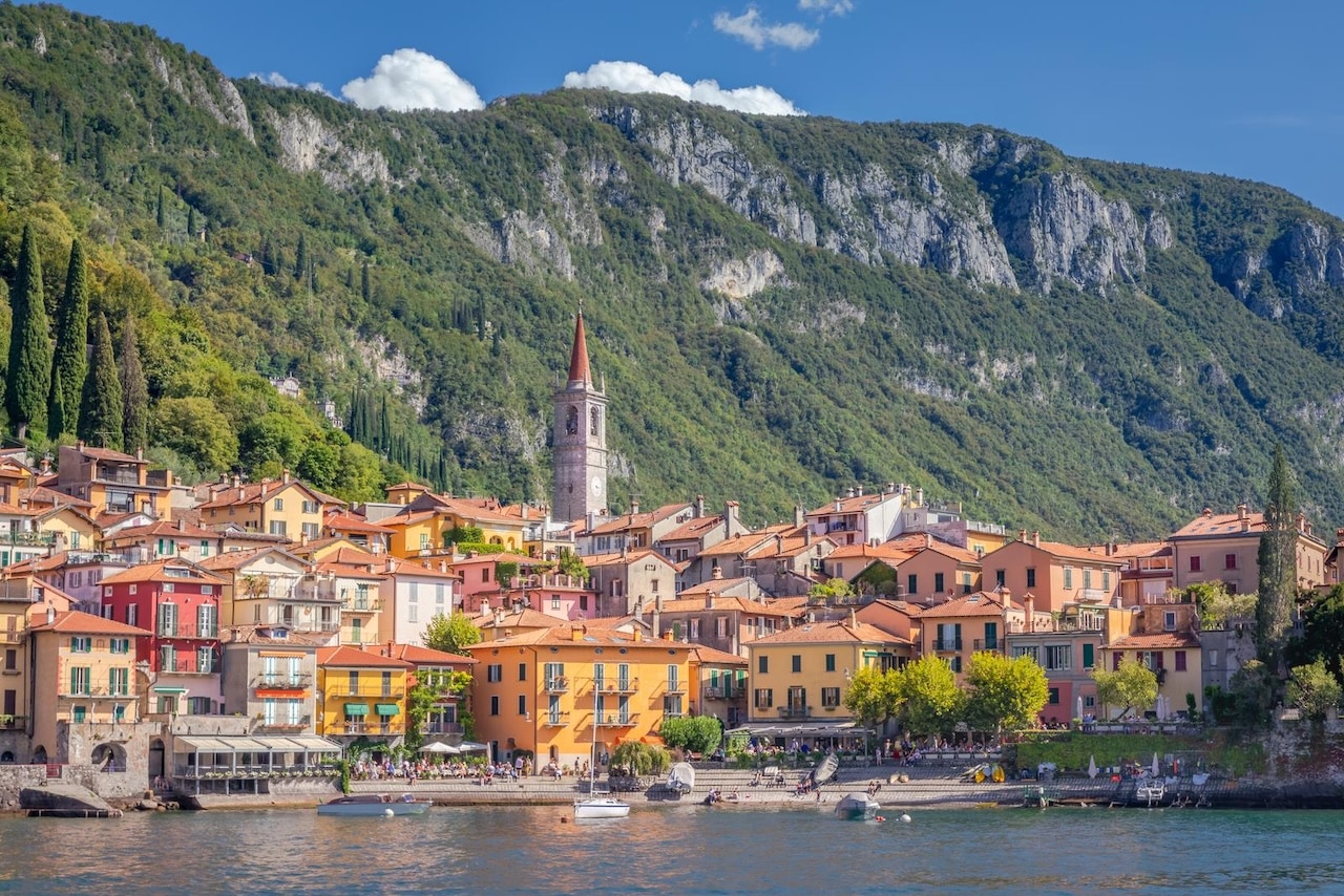 Varenna au bord du lac de Côme au coucher du soleil
