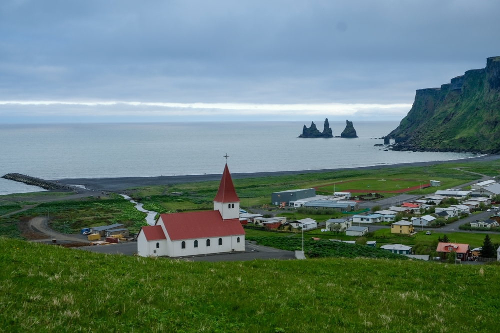 Où dormir en Islande ? Les 7 meilleurs endroits et de bons hôtels 12 Vík avec son église, la plage de sable noir et les aiguilles rocheuses de Reynisdrangar sur la côte sud de l’Islande