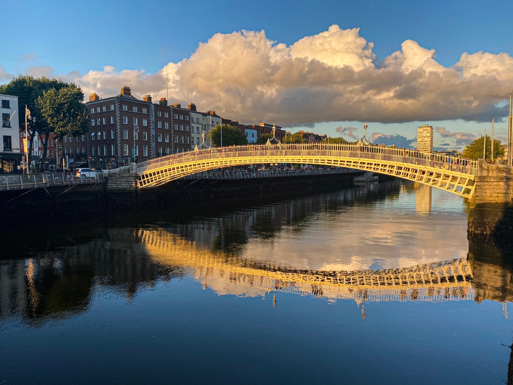Le Ha’penny Bridge sur la Liffey à Dublin au coucher du soleil