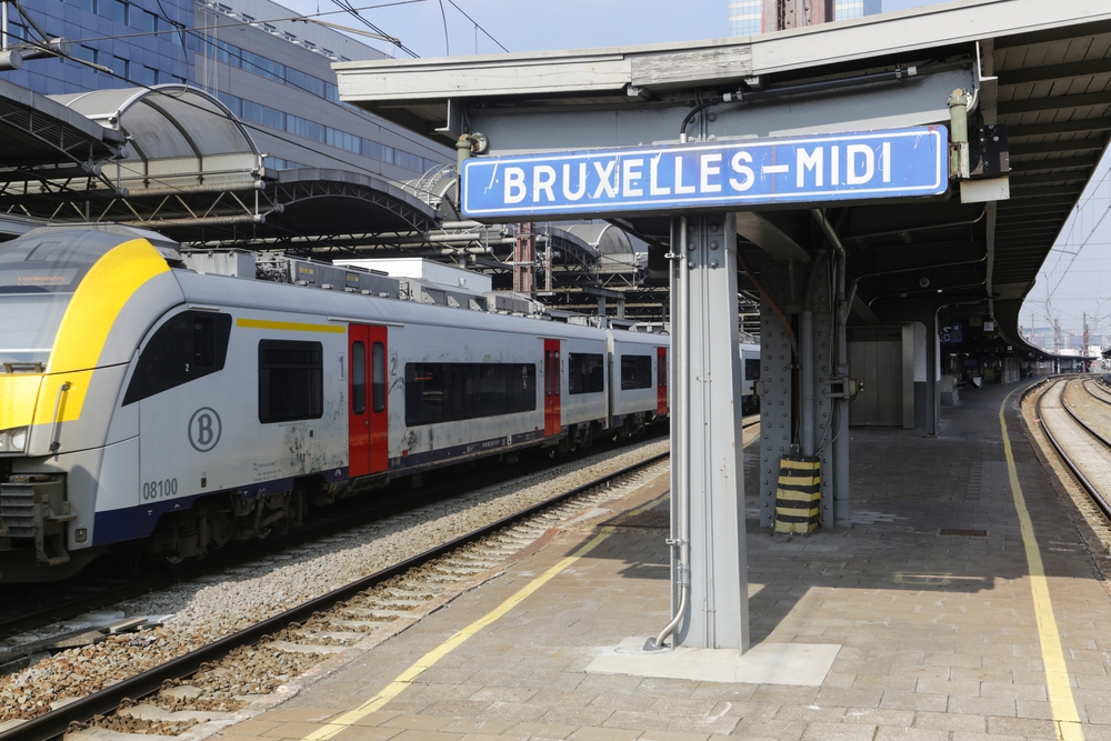 Voies et trains à la gare de Bruxelles-Midi à Bruxelles