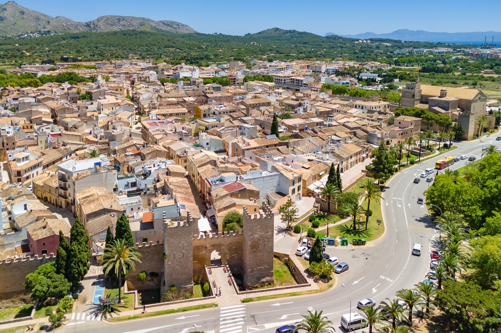 Vue aérienne d’Alcúdia et des remparts autour de la vieille ville
