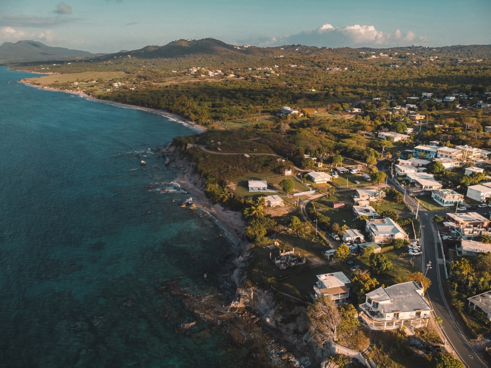 Où dormir à Porto Rico ? Les 7 meilleurs endroits et de bons hôtels 14 Vue aérienne d’Esperanza à Vieques avec la mer bleue