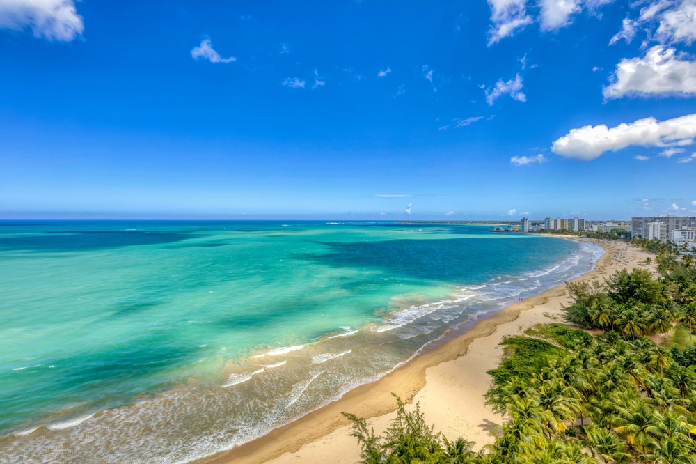 Où dormir à Porto Rico ? Les 7 meilleurs endroits et de bons hôtels 12 Vue aérienne d’Isla Verde Beach à Carolina, près de San Juan