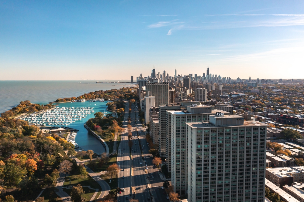 Où dormir à Chicago ? Les 5 meilleurs quartiers et de bons hôtels 12 Vue aérienne de Lakeview et de Belmont Harbor avec la skyline de Chicago en arrière-plan