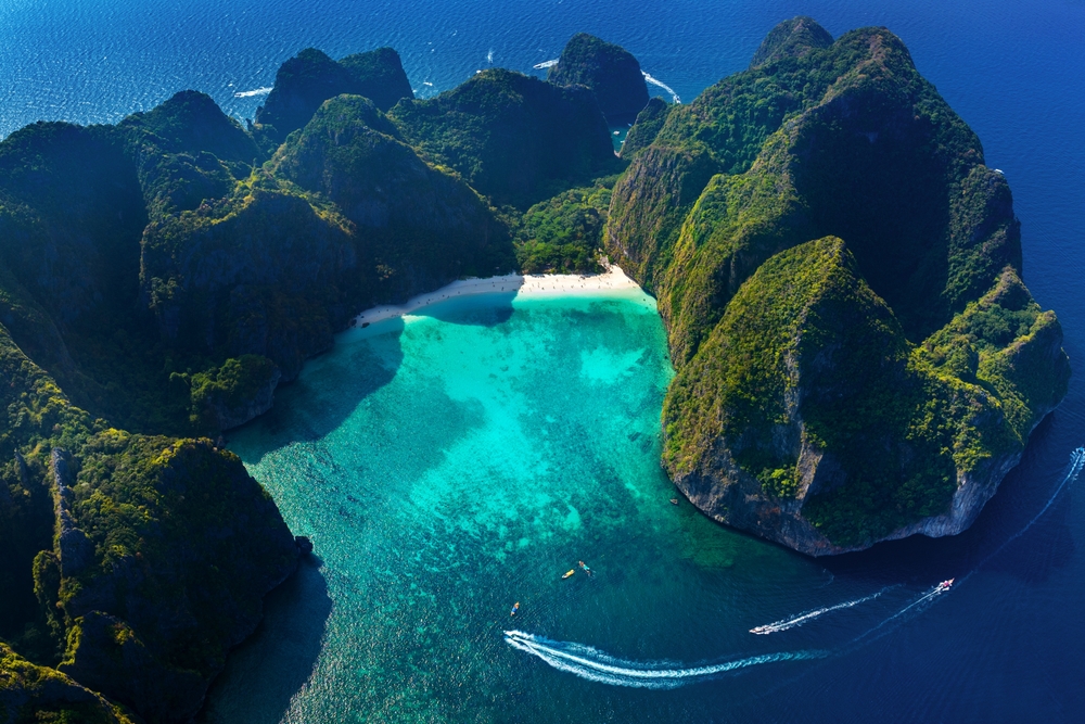 Vue aérienne de Maya Bay sur Phi Phi Leh
