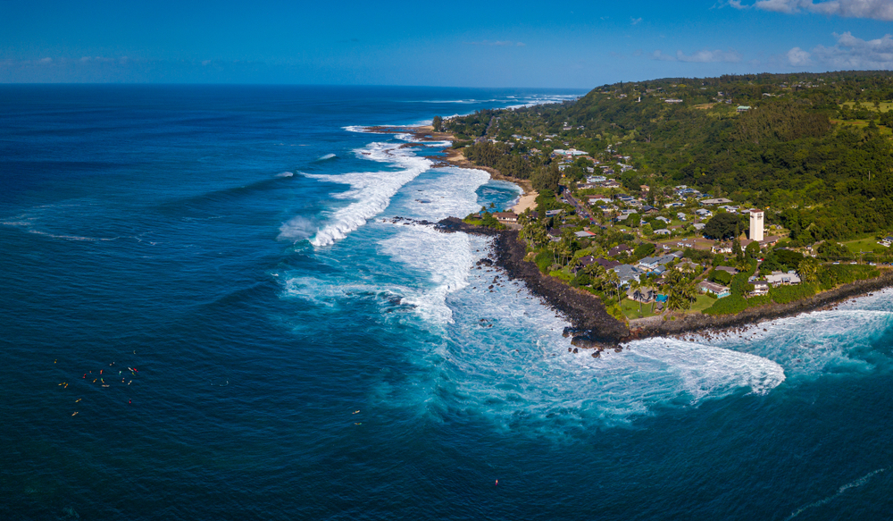 Vue aérienne de la North Shore à Oahu avec des surfeurs à Waimea Bay