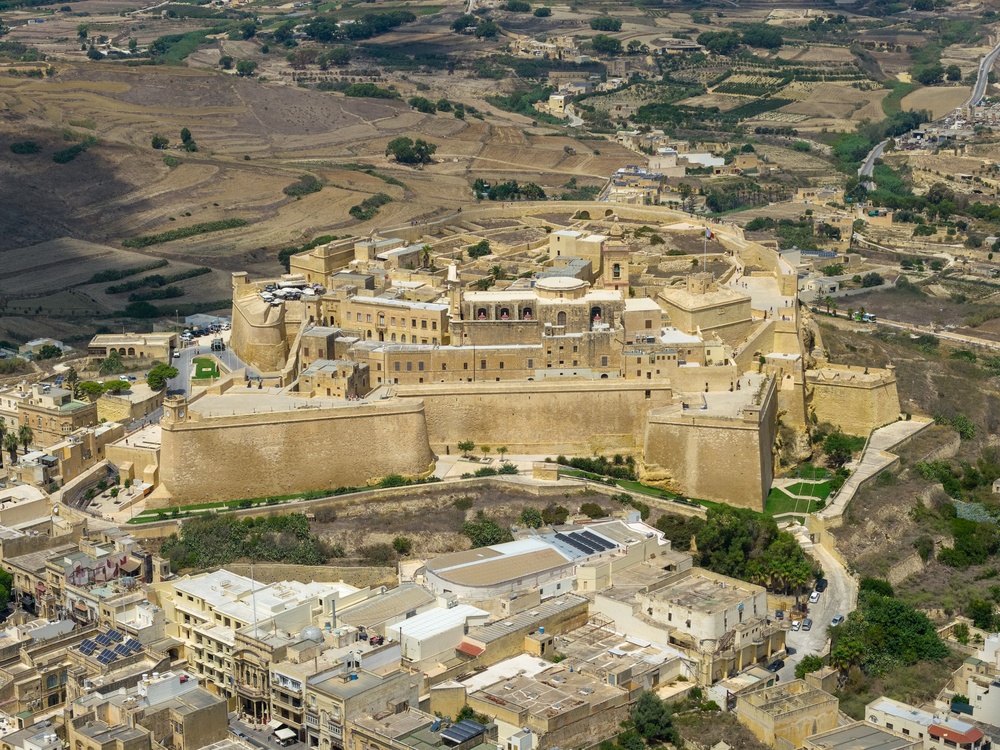 Vue aérienne de la forteresse de la Ċittadella au-dessus de Victoria à Gozo