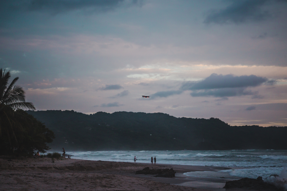 Où dormir au Costa Rica ? Les 7 meilleurs endroits et de bons hôtels 15 Vue aérienne de la longue plage de sable de Playa Carmen à Santa Teresa au coucher du soleil